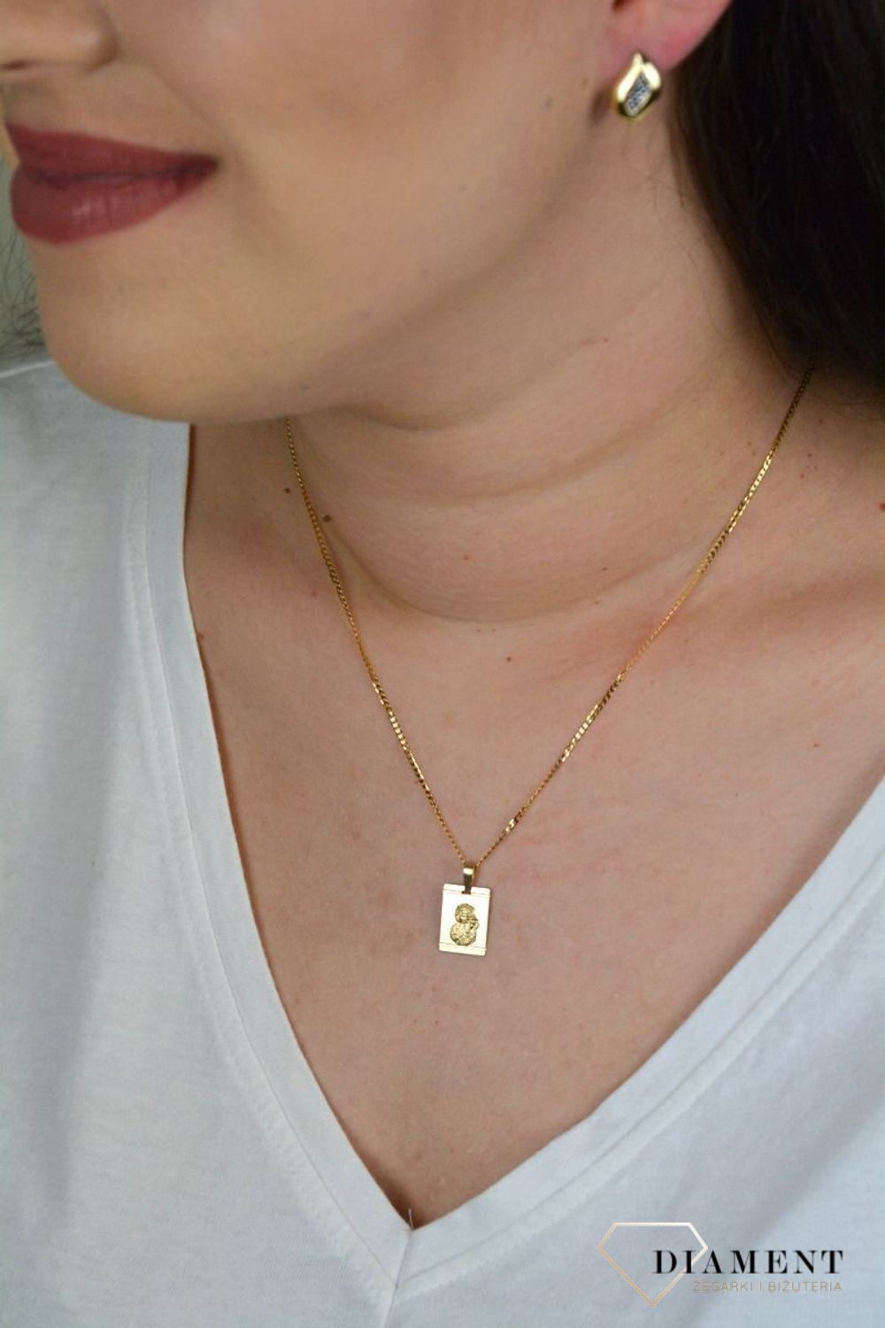 Złoty, prostokątny medalik z Matką Boską Częstochowską. ZA 6061A.jpg